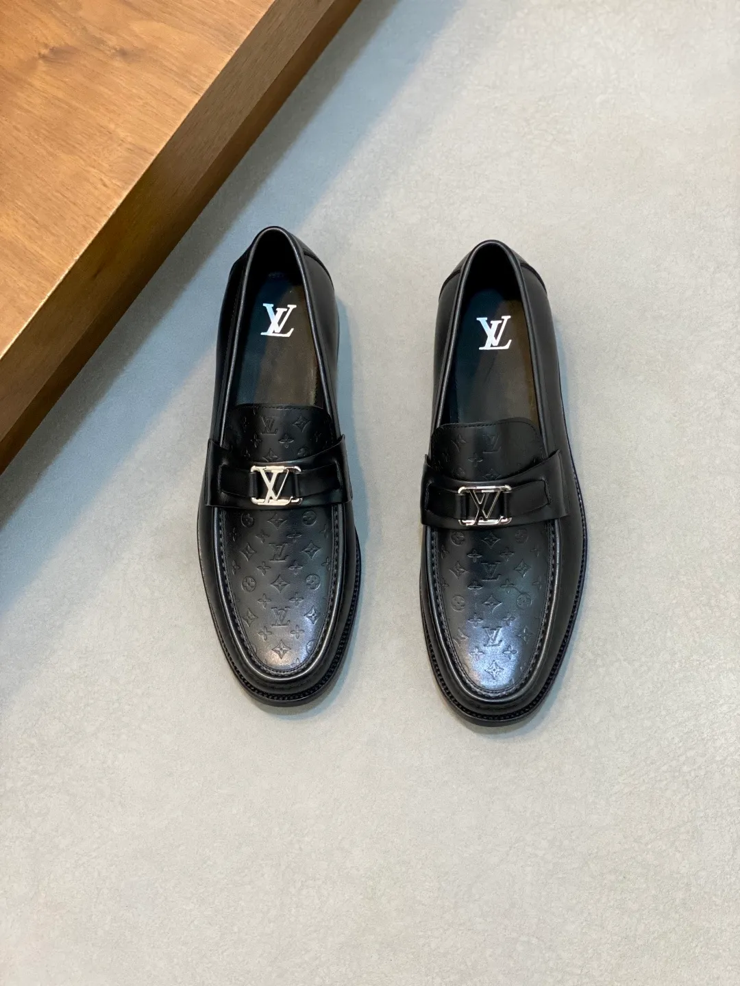 💰920 LV GLOVE slip-on loafers, top quality products produced in Guangzhou, ready for sale! These LV Glove loafers are made of selected soft crystal sheep leather. The leather surface has a slightly wrinkled texture and a very high-end texture. Each pair is unique. The leather surface is light and soft, with a delicate texture and good luster. It is a classic loafer style, with exquisite handmade mark stitching on the toe, and a square toe configuration to highlight the classic style. The horizontal band has hot-printed LV three-dimensional letters, semi-solid handcrafts and a genuine leather outsole, and a rubber patch on the heel to create wear-resistant performance and comfort. One of the must-have loafers for men! Comes with full original packaging! Code number: 39-40-41-42-43-44 (45 customized) standard leather shoe code